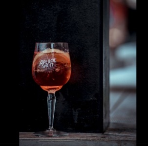 Aмфибията на Aperol Spritz акостира на Слънчев бряг