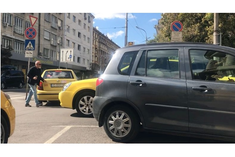 След като спря в нарушение, Стоян Алексиев налетя на таксиджия! (Ето какви обиди му изсипа)