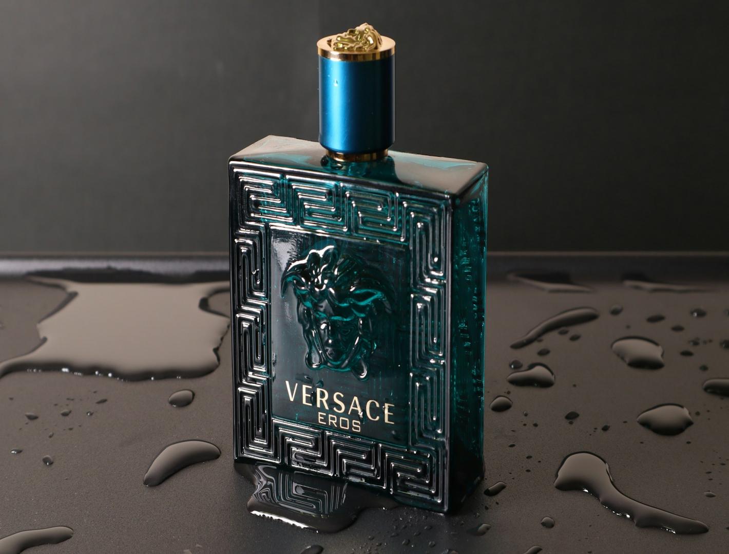 Versace Eros е мъжки парфюм, вдъхновен от свободата и огнената страст