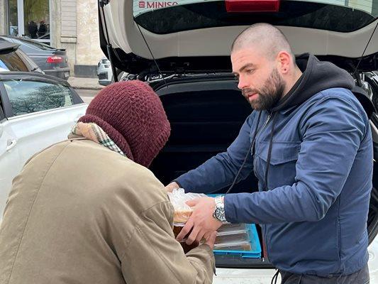 Синът на разстреляния Мартин Нотариуса раздава храна на бездомни (СНИМКИ)